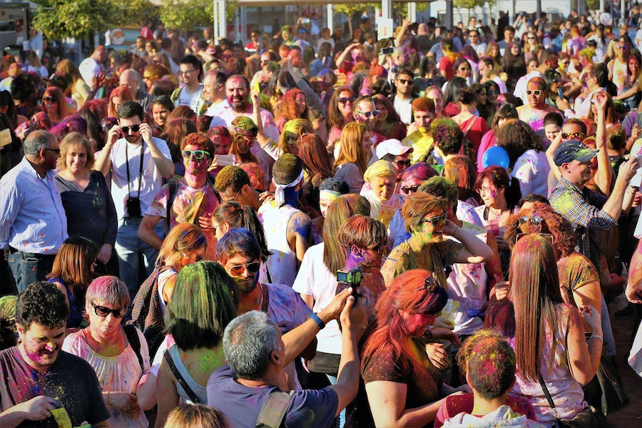 Indianos celebram o Holi, o festival da cor, apesar do coronavírus