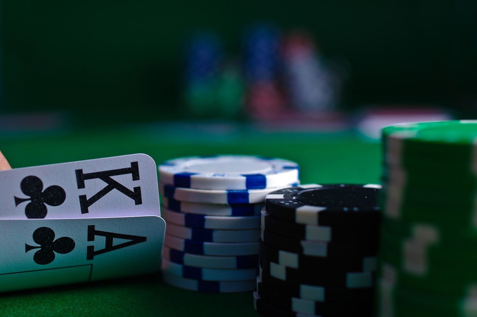 Jovens Amigos Jogando Poker Festa Casa Jogar Jogos Diversão