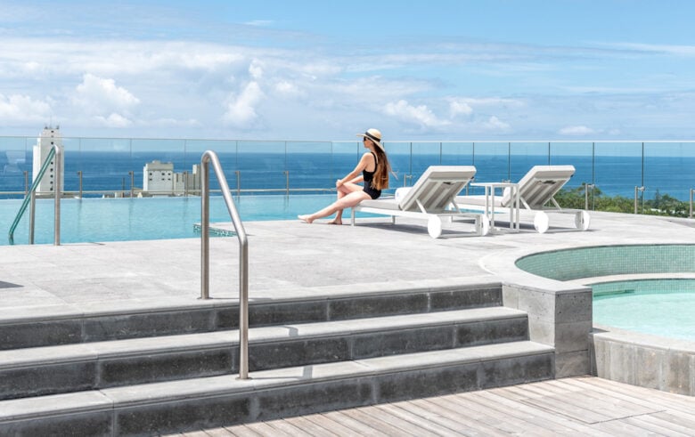 Doubletree Pool Bar Mistico: o novo bar do Doubletree By Hilton Lagoa Azores tem piscina e ...